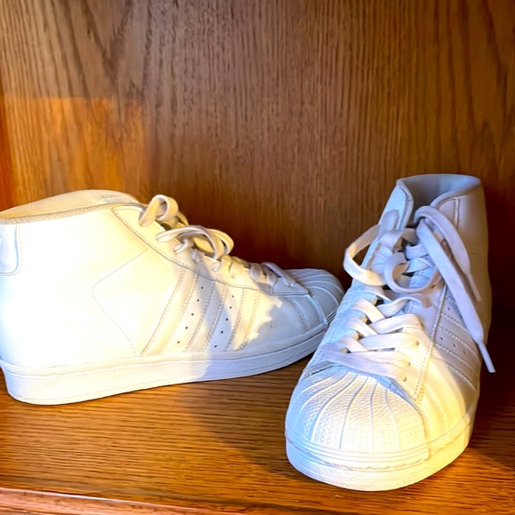 Super cute Adidas high tops in great condition - Picture 1 of 3